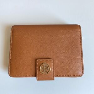 TORY BURCH - Robinson French Fold Wallet - Camel color
